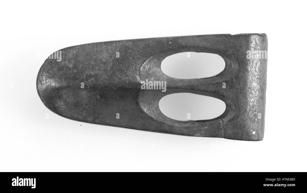 Dieser antike Axelkopf, Teil der MET-Kollektion (41.6.9 A), bietet Einblicke in den frühen menschlichen Werkzeugbau. Das Artefakt spiegelt die technologischen und kulturellen Praktiken seiner Zeit wider. Stockfoto