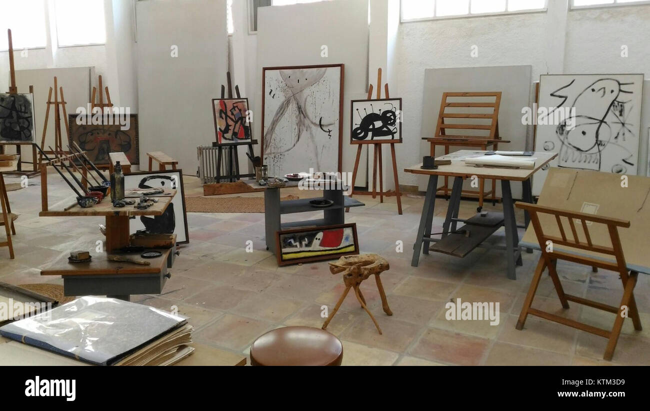 Atelier Miró bezieht sich auf das kreative Atelier oder den Arbeitsplatz, das mit dem berühmten spanischen Maler Joan Miró verbunden ist. In diesem Raum schuf Miró viele seiner ikonischen Kunstwerke. Stockfoto