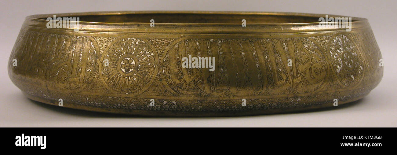 Dieses Objekt, genannt Basin MET sf91 1 590b, ist Teil einer Sammlung des Metropolitan Museum of Art Es steht für handwerkliches Können und künstlerisches Design. Das Becken dient sowohl als funktionales Objekt als auch als künstlerisches Werk, das eine bestimmte Periode der historischen Kunst darstellt. Stockfoto