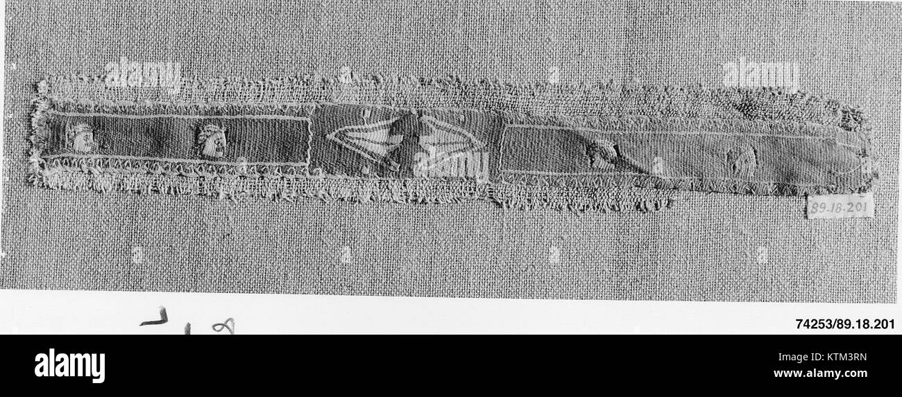 Dieses von der MET katalogisierte Kunstwerk zeigt ein Bandfragment mit Maske und Lotusblüten, das kulturelle und künstlerische Bedeutung einer antiken Zivilisation repräsentiert. Stockfoto