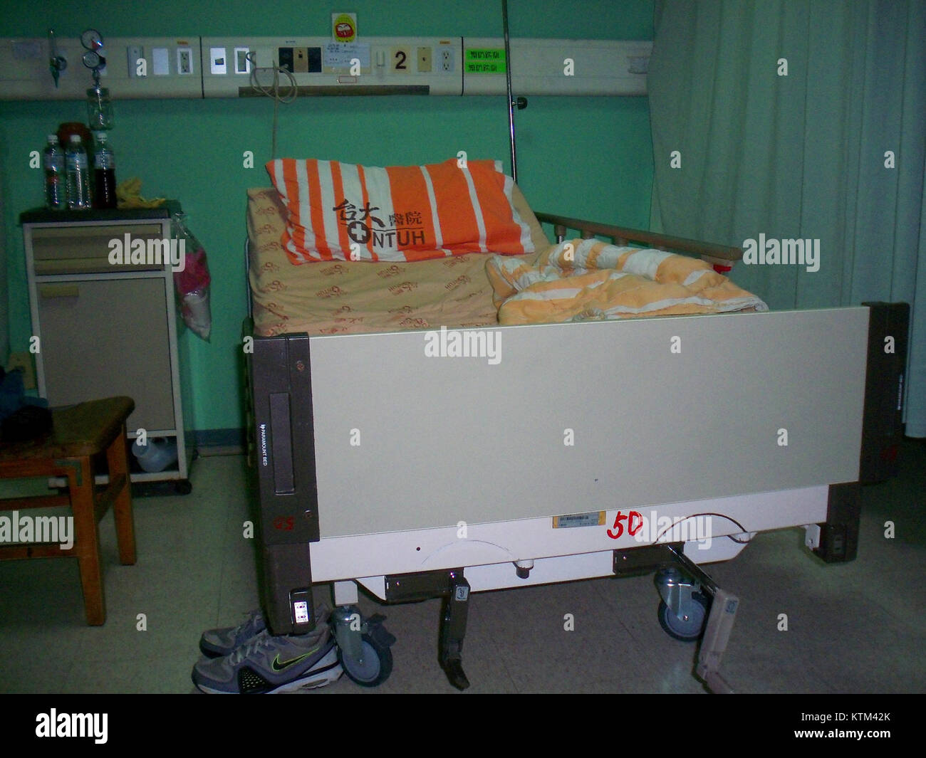 Foto eines Bettes in einem Dreierzimmer in der Abteilung für Innere Medizin am NTUH East Campus, aufgenommen am 4. Dezember 2010, mit Schwerpunkt auf Krankenhauseinrichtungen und medizinischer Versorgung. Stockfoto