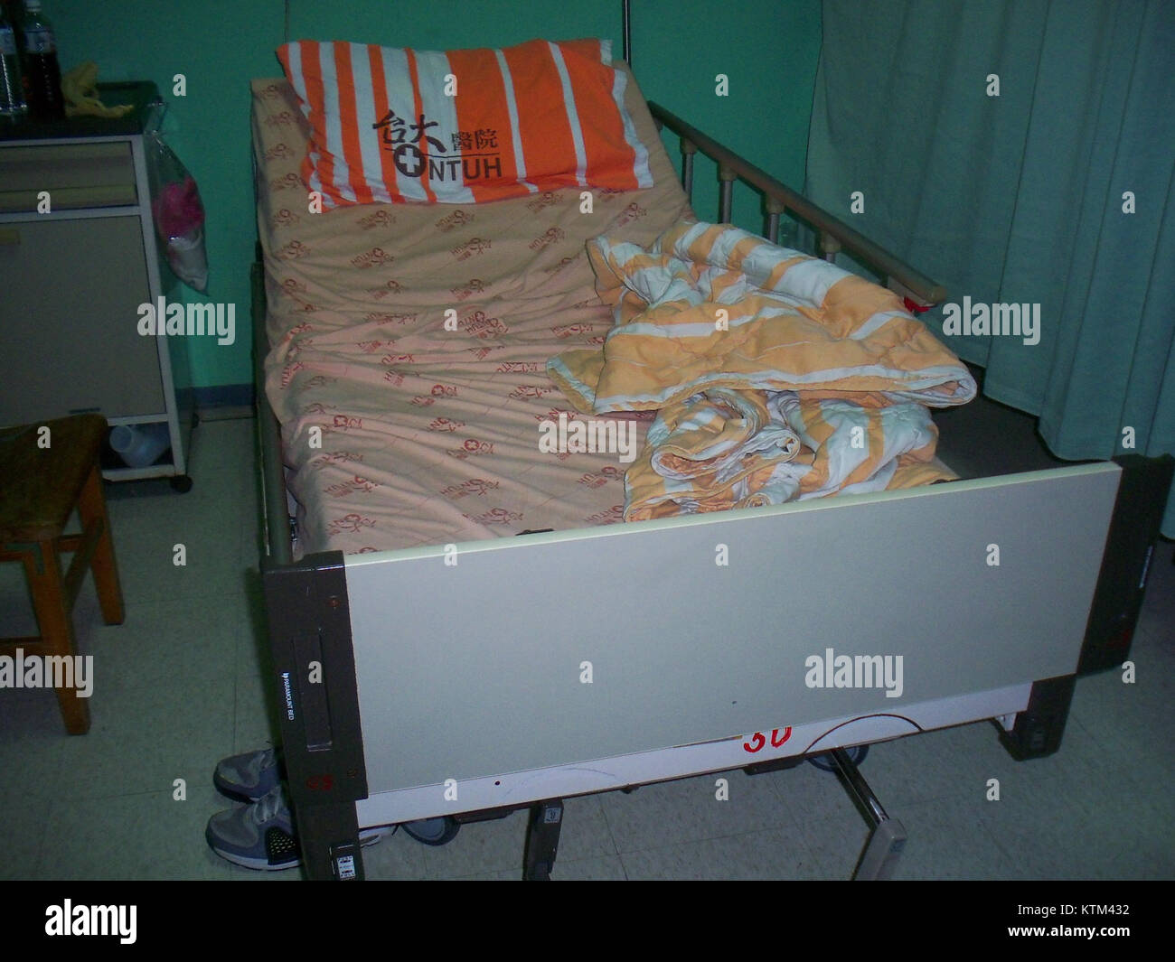Ein Krankenhausbett in einem drei-Personen-Zimmer in der Abteilung für Innere Medizin am NTUH East Campus, das die medizinische Umgebung und den Bereich der Patientenversorgung in einer Krankenhausumgebung veranschaulicht. Stockfoto