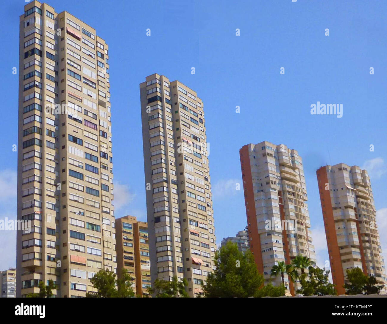 Benidorm ist ein beliebtes Touristenziel in Spanien, bekannt für seine Skyline, die bemerkenswerte Gebäude wie Gemelos 12 und Cibeles 1 & 2 umfasst. Diese Wolkenkratzer tragen zur modernen Architektur und zum touristischen Reiz der Stadt bei. Stockfoto