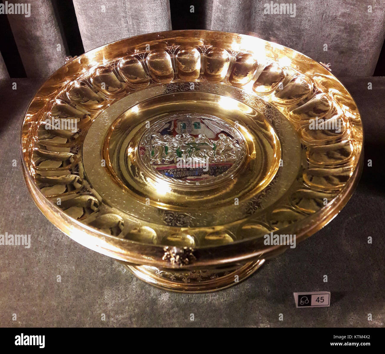 Dieser Baier Tray aus dem 16. Jahrhundert zeigt die biblische Szene von Christus, der der sündigen Frau verzeiht. Es ist ein Beispiel für religiöse Kunst aus der Renaissance und zeigt religiöse Ikonographie. Stockfoto