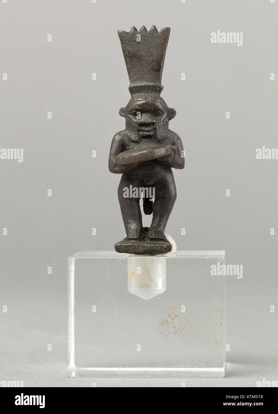 Dieses altägyptische Artefakt zeigt den Gott Bes, der für seinen Schutz der Haushalte bekannt ist und hier ein Tamburin hält, das Musik und Tanz symbolisiert. Stockfoto