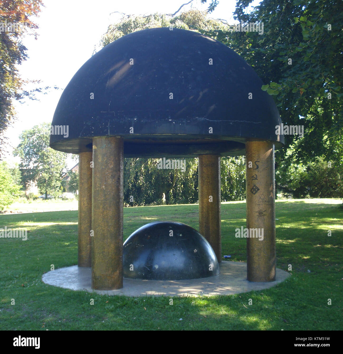 Das Kunstwerk des Observatoriums in Bergen op Zoom, Niederlande, ist ein zeitgenössisches Werk, das den wissenschaftlichen und architektonischen Charakter des Observatoriums ergänzt. Es spiegelt die Verschmelzung von Kunst und Wissenschaft in modernen Räumen wider. Stockfoto