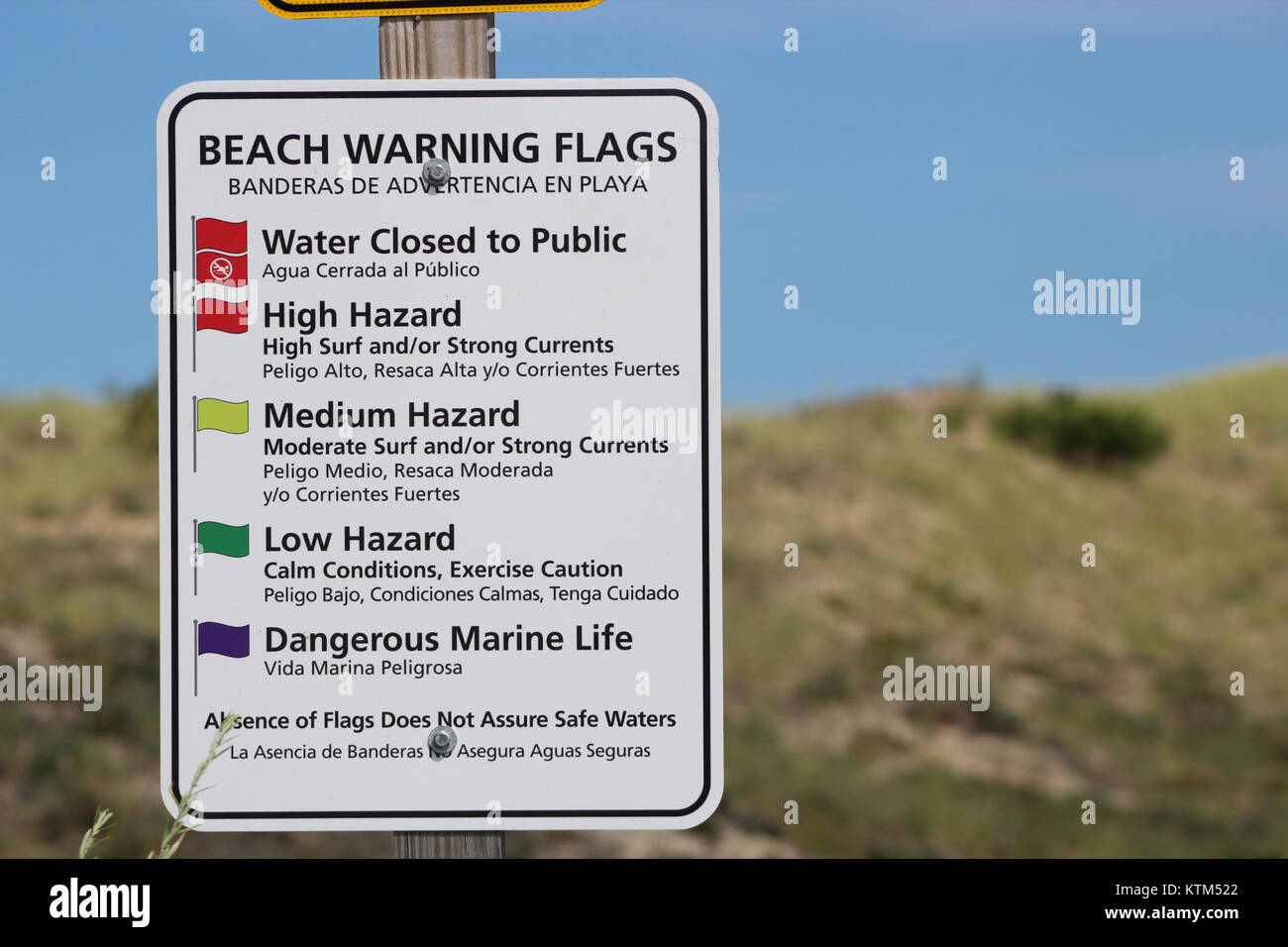 Ein Strandwarnschild dient als Sicherheitsmaßnahme, um die Öffentlichkeit über potenzielle Gefahren am Strand zu informieren, einschließlich starker Strömungen, hoher Wellen oder gefährlicher Meereslebewesen, um die Sicherheit der Strandbesucher zu gewährleisten. Stockfoto