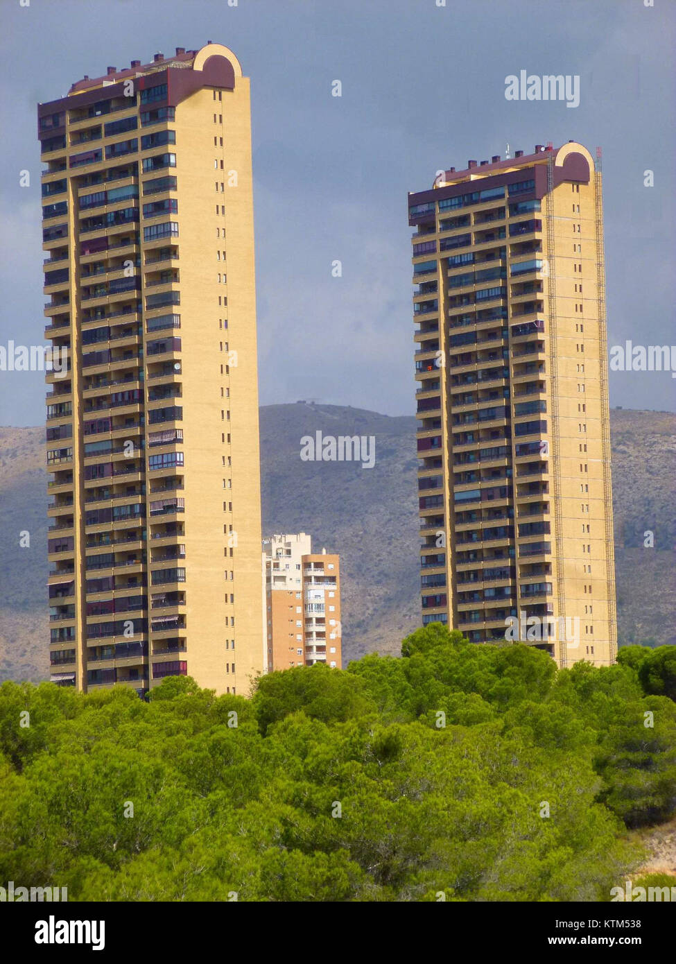 Benidorm Las Terrazas de Benidorm 1 y 2 (1) bezieht sich auf einen Standort in Benidorm, wahrscheinlich auf ein Wohn- oder Geschäftsgebiet. Sie wird durch die Referenznummer 1 y 2 gekennzeichnet, die sich auf bestimmte Gebäude oder Phasen beziehen kann. Stockfoto