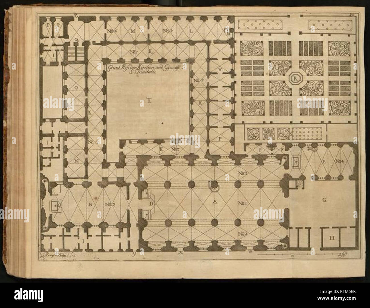 Dieses Bild zeigt den Grundriss der St. Trinitatis-Kirche in Danzig und zeigt das architektonische Layout dieser historischen Kirche. Stockfoto