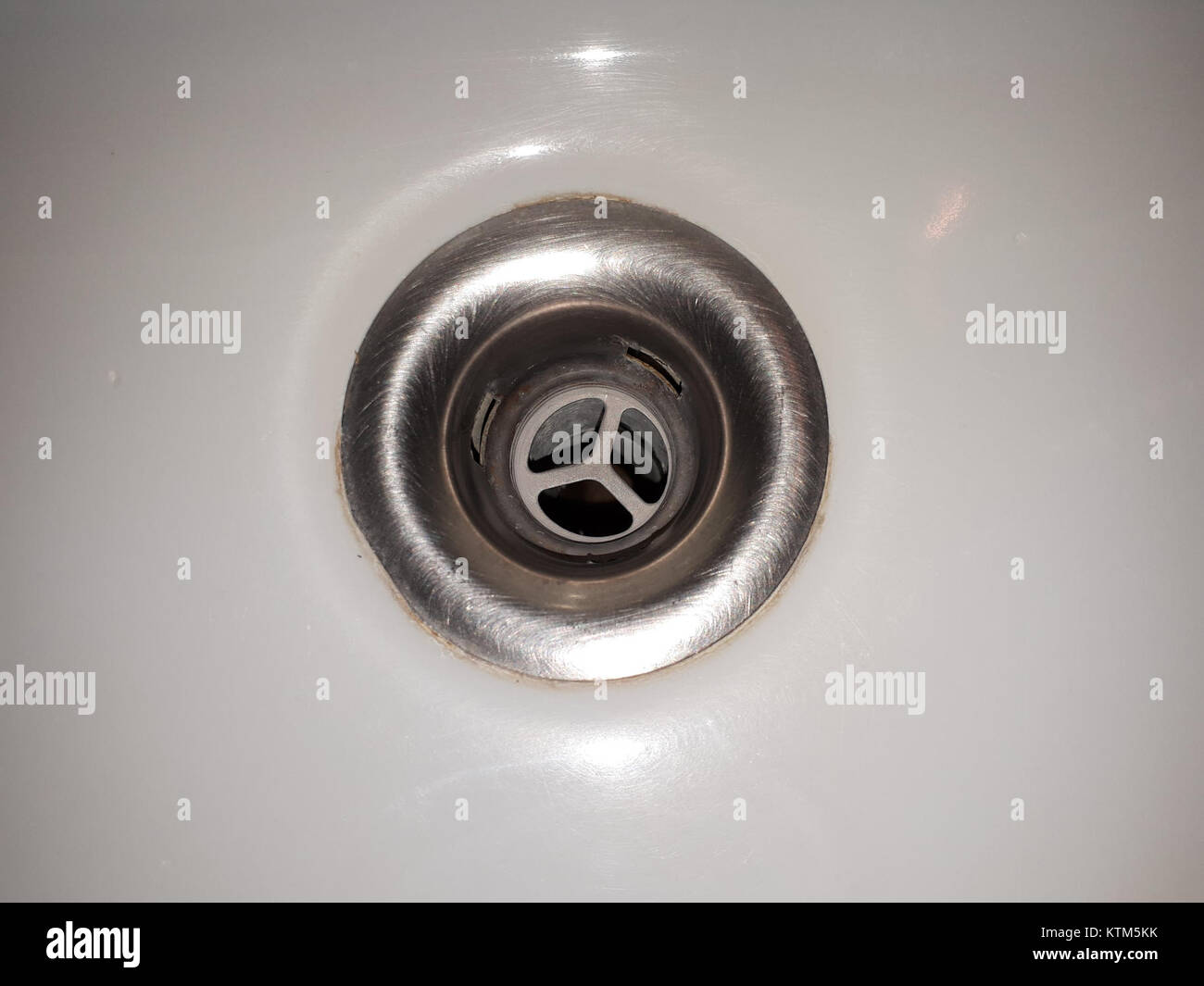 Diese Ablaufabdeckung wurde für die Verwendung mit Waschbecken im Badezimmer entwickelt und dient zur Vermeidung von Verstopfungen und zur Aufrechterhaltung eines ordnungsgemäßen Wasserflusses. Es ist ein Standardartikel in modernen Badezimmerarmaturen. Stockfoto