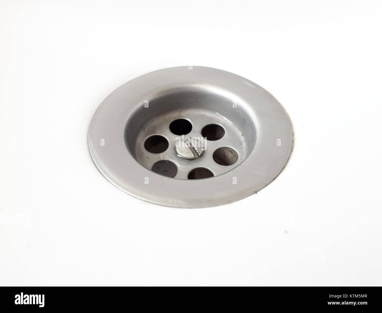 Die Abflussabdeckung für das Badezimmer, Modell 2017 C, soll verhindern, dass Verunreinigungen den Abfluss des Waschbeckens verstopfen. Es besteht aus strapazierfähigen Materialien für eine lange Lebensdauer im Badezimmer. Stockfoto