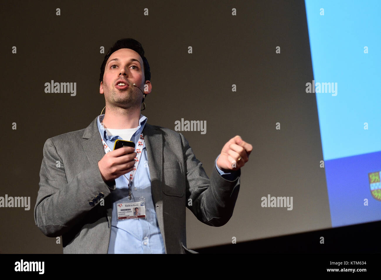 Der Begriff „Backtofacts“ deutet auf eine Rückkehr zu überprüften oder sachlichen Informationen hin, die möglicherweise mit Forschung, Datenanalyse oder objektiver Dokumentation zusammenhängen. Stockfoto