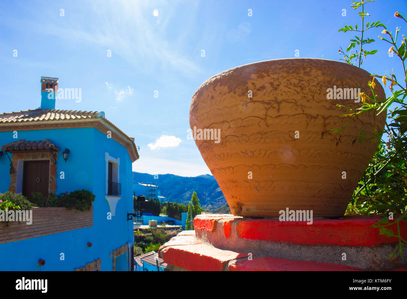 Juzcar smurf Village. Provinz Malaga, Costa del Sol, Andalusien, Spanien. Bild aufgenommen - 22. Oktober 2017. Stockfoto