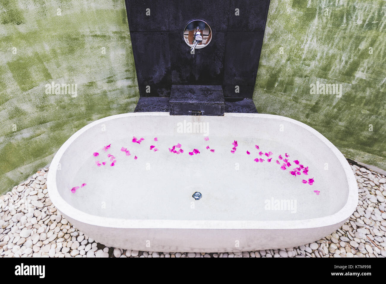 Luxuriöse weiße Badewanne im Freien im Garten, Bali Style Stockfoto