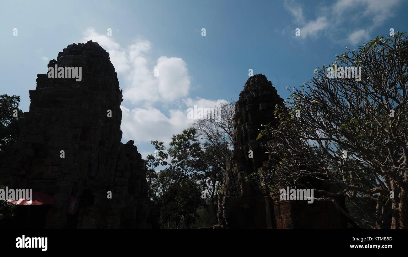 Silhouetted religiösen Geistlichen Phnom Banan Prasat Banan längst vergangene angkorianische Ruine Angkor Wat Ära Tempel 11 Century-Built durch Jayarvarman VII Battambang Kambodscha Stockfoto