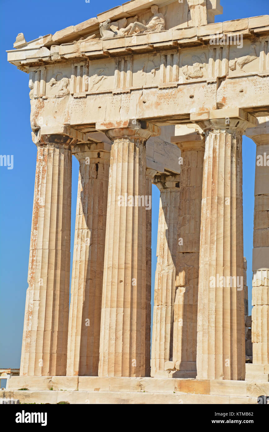 Riesige dorischen Säulen des Parthenon auf der Akropolis in Athen. Als wichtigste erhaltene Gebäude des antiken Griechenland und der T Stockfoto