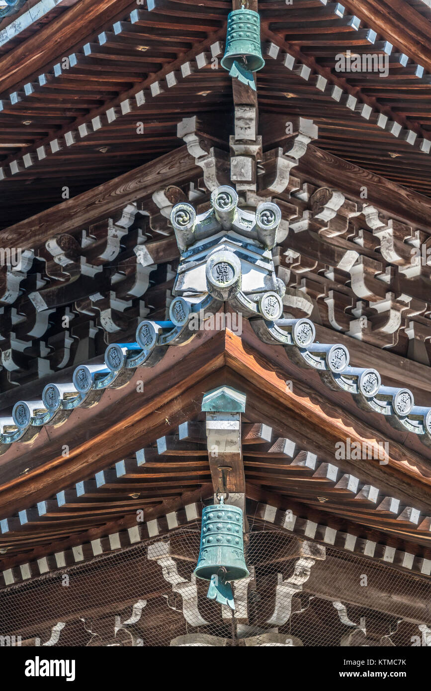 Dachfirst Ornamente Detail des Dharma Halle oder Hatto Festsaal. Nanzen'' (Südliche Zen) Inschrift in kreisförmigen Fliesen. Zuiryusan Nanzenji Temple Stockfoto