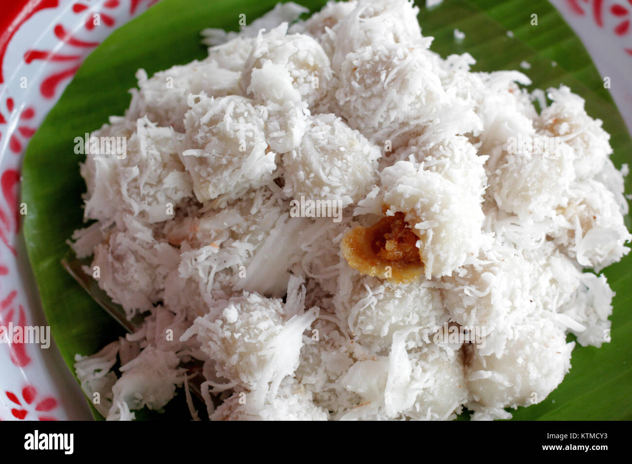 Khanom Tom, thailändisches Dessert süße gekochte Kugel bedeckt mit Kokosraspeln Stockfoto