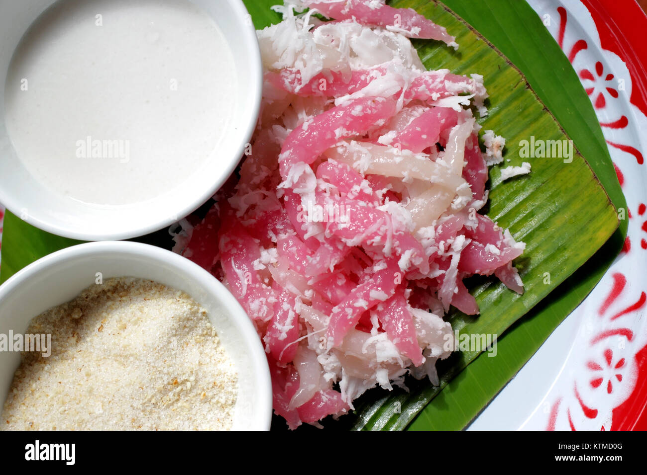 Khanom duang, thailändisches Dessert süße klebrige Leckerbissen mit Kokosraspeln und Zucker Stockfoto