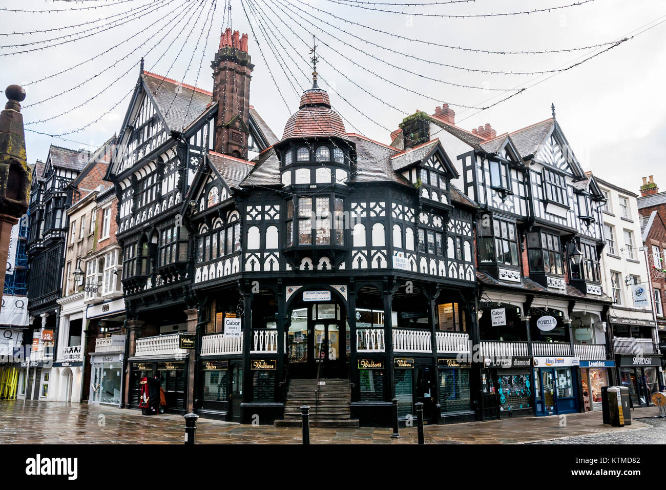 Das Kreuz und die Zeilen Einkaufsviertel auf der Bridge Street, das Stadtzentrum von Chester, Cheshire, England, Grossbritannien chester Zeilen Stockfoto