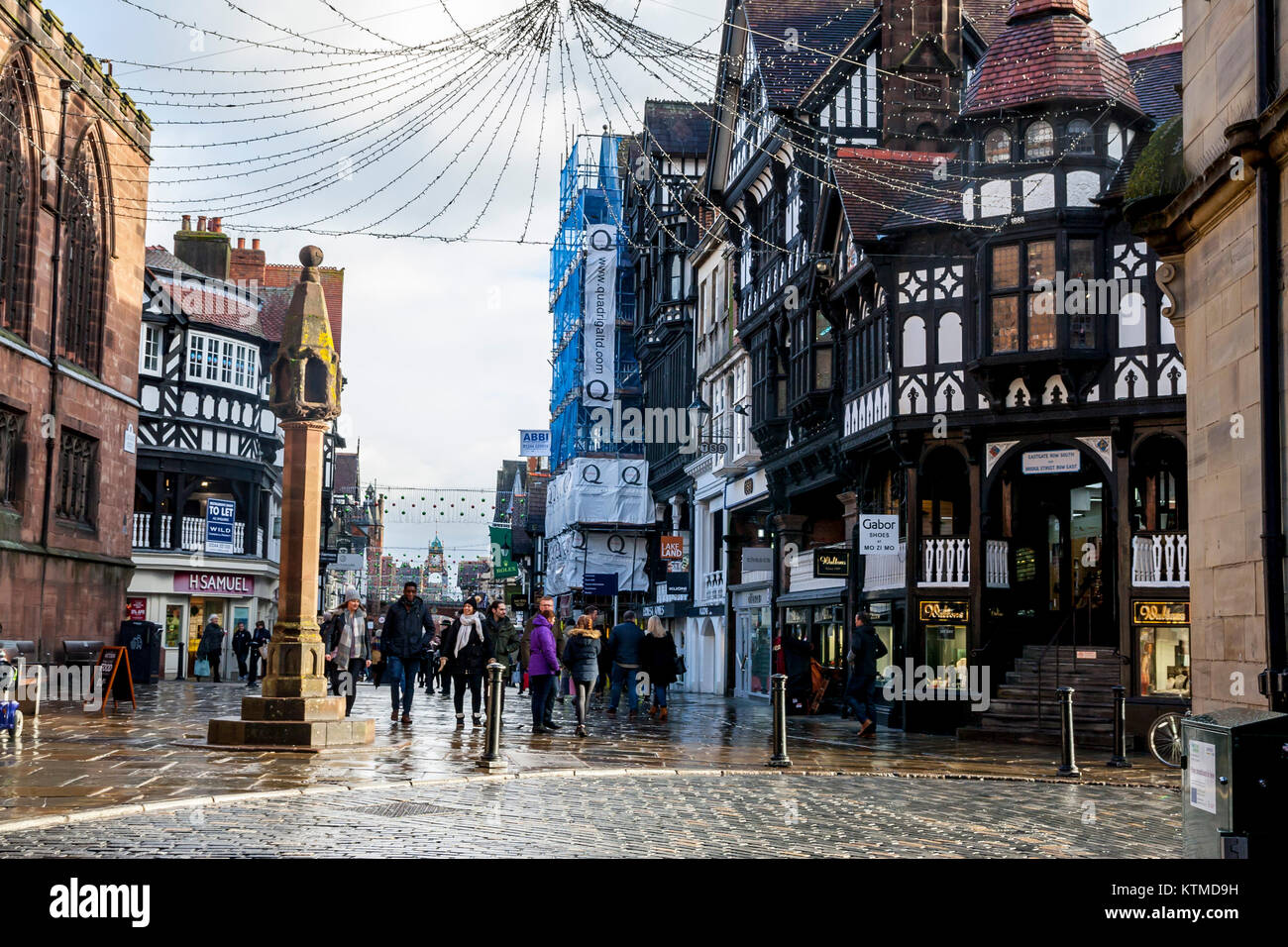 Das Kreuz und die Zeilen Einkaufsviertel auf der Bridge Street, das Stadtzentrum von Chester, Cheshire, England, Großbritannien Großbritannien Chester Chester Zeilen Stockfoto