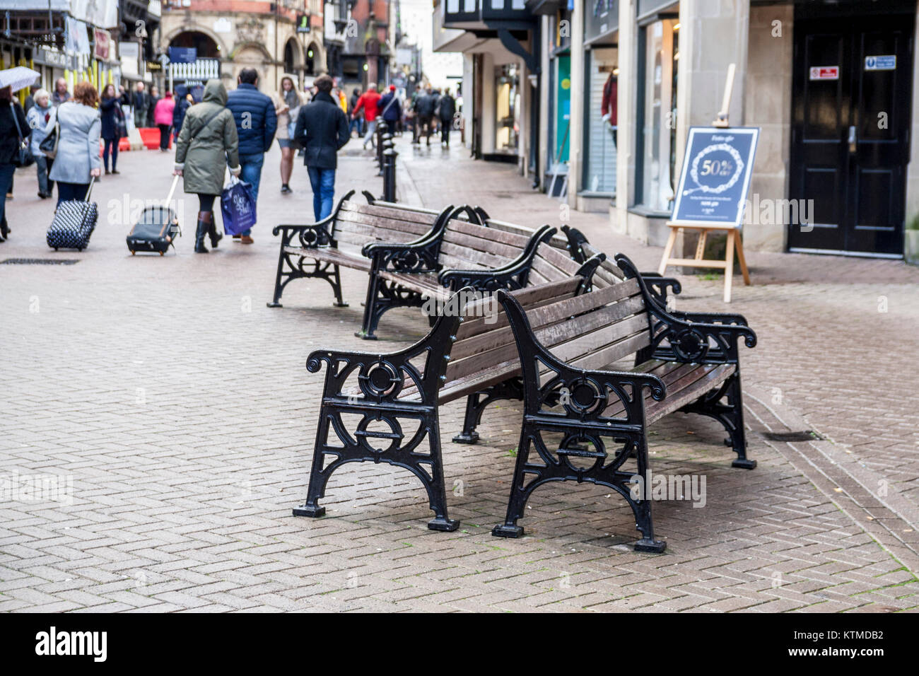 Leere Bänke auf der High Street, Chester, Cheshire, Großbritannien Stockfoto