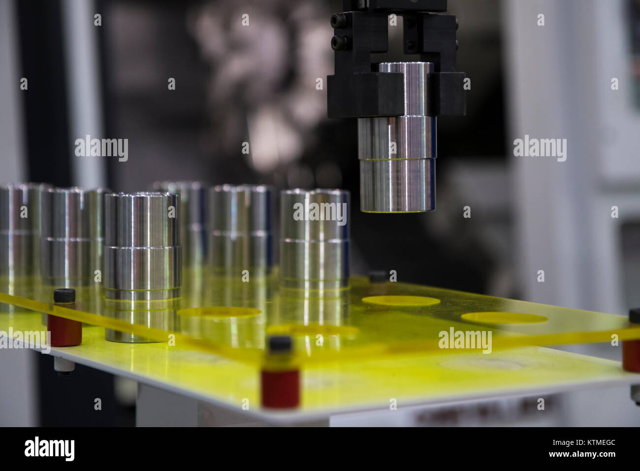 Roboterarm Pick und Place Automatisierung; Prozess der Entnahme bis in CNC-Maschine Stockfoto