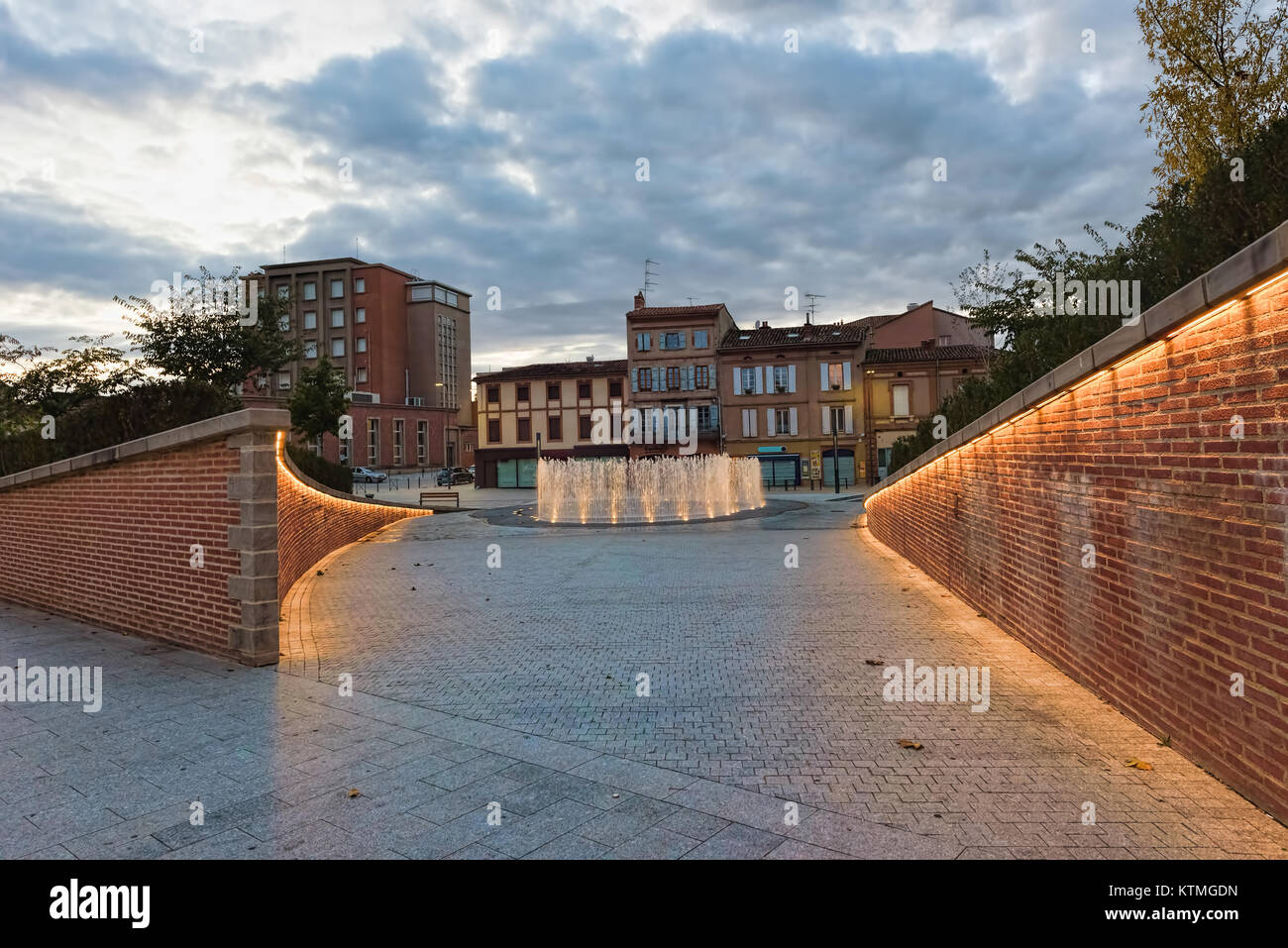Blaue Stunde in einem südlichen französischen Stadt mit Dancing Waters und schöne weiche Beleuchtung Stockfoto