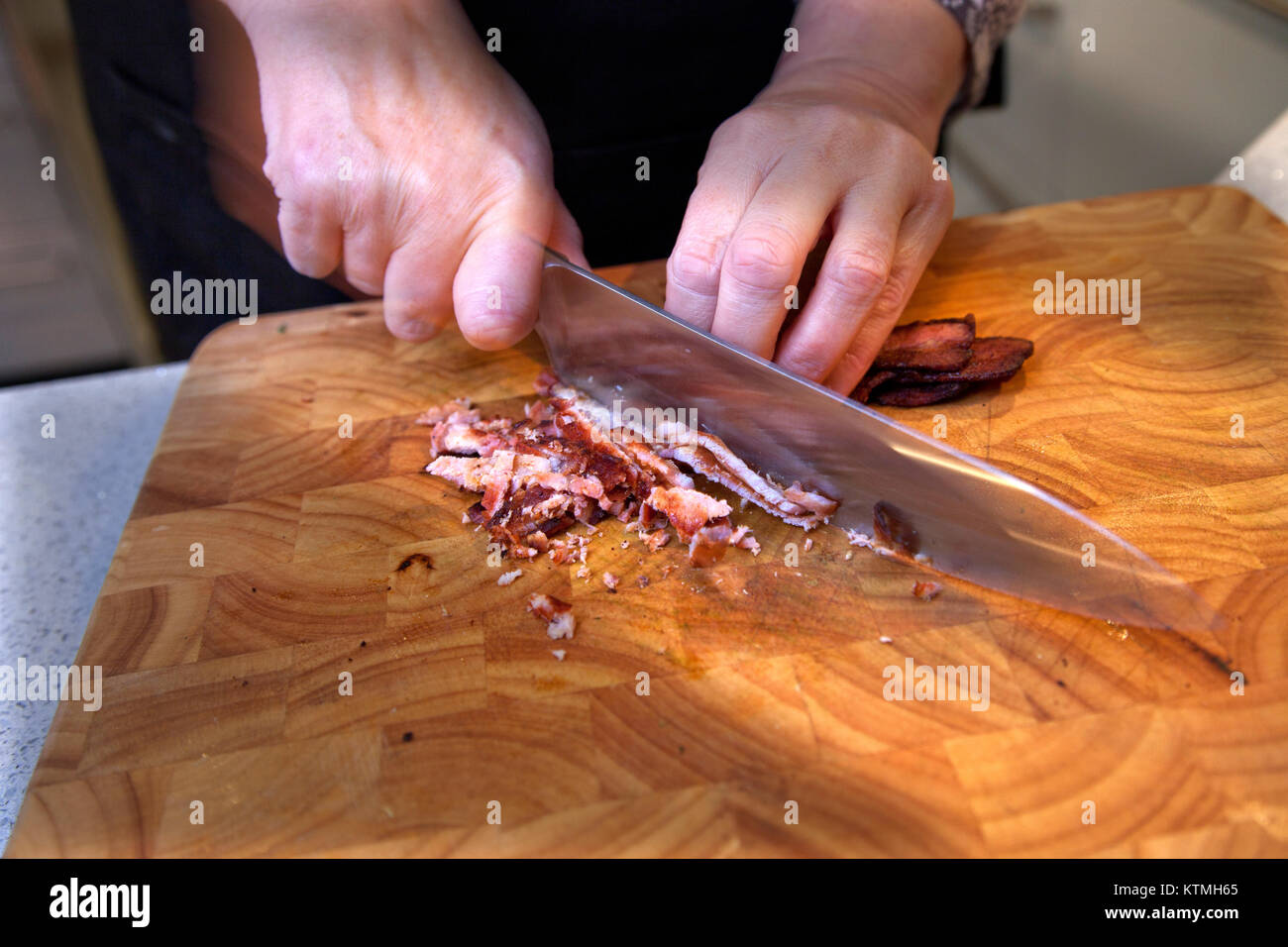 Essen Vorbereitung - Würfeln gekochtem Schinken auf Schneidebrett Stockfoto