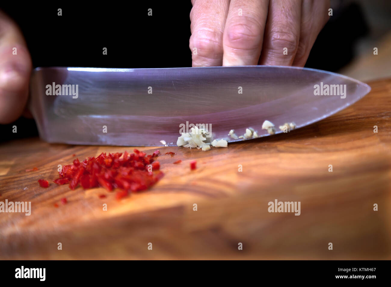 Essen Vorbereitung - würfeln Knoblauch auf Schneidebrett Stockfoto