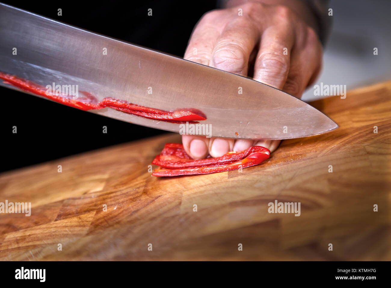 Die Zubereitung der Salamitaktik roter Chili auf Schneidebrett Stockfoto