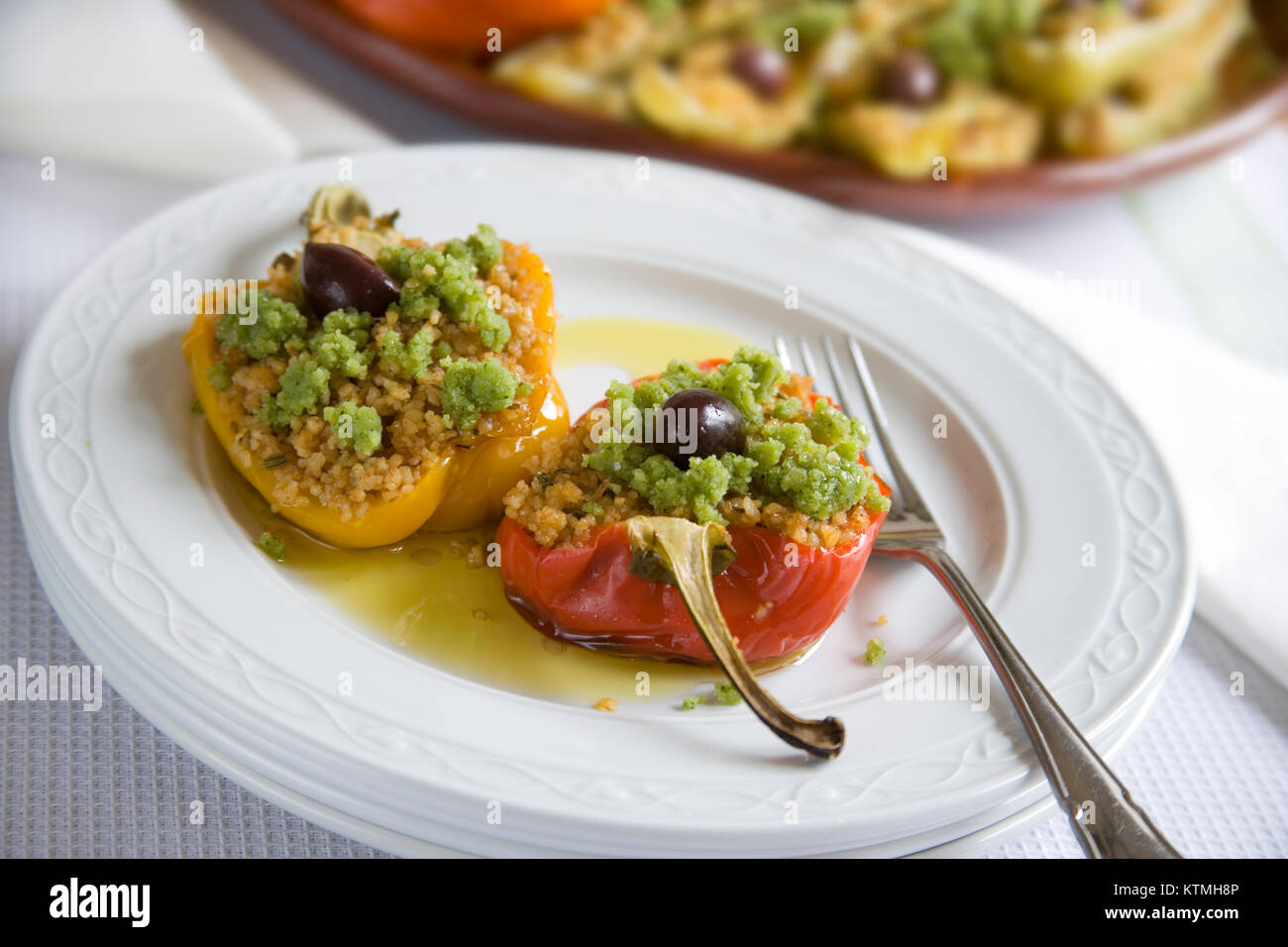 Gefüllte Paprika auf weißer Teller mit Gabel Stockfoto