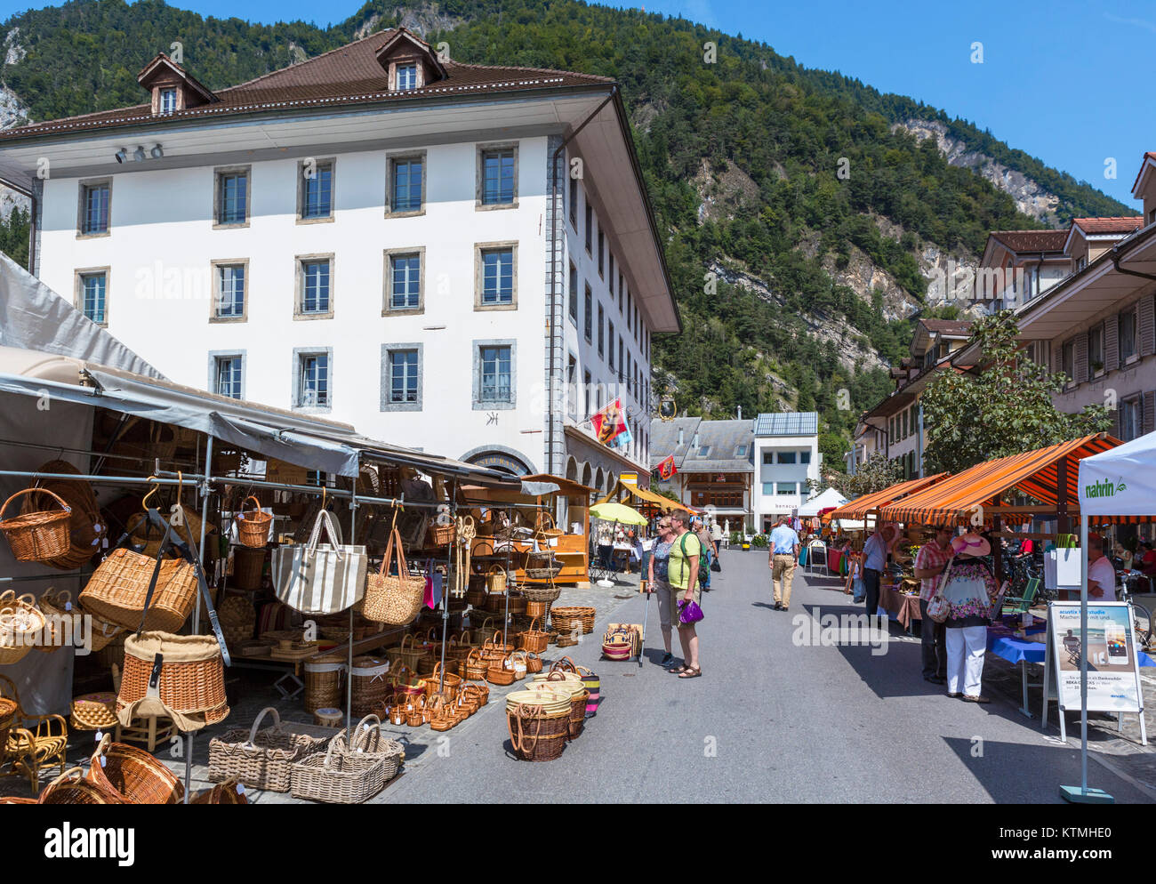 Markt auf dem Marktplatz in der Altstadt von Unterseen, Interlaken, Schweiz Stockfoto
