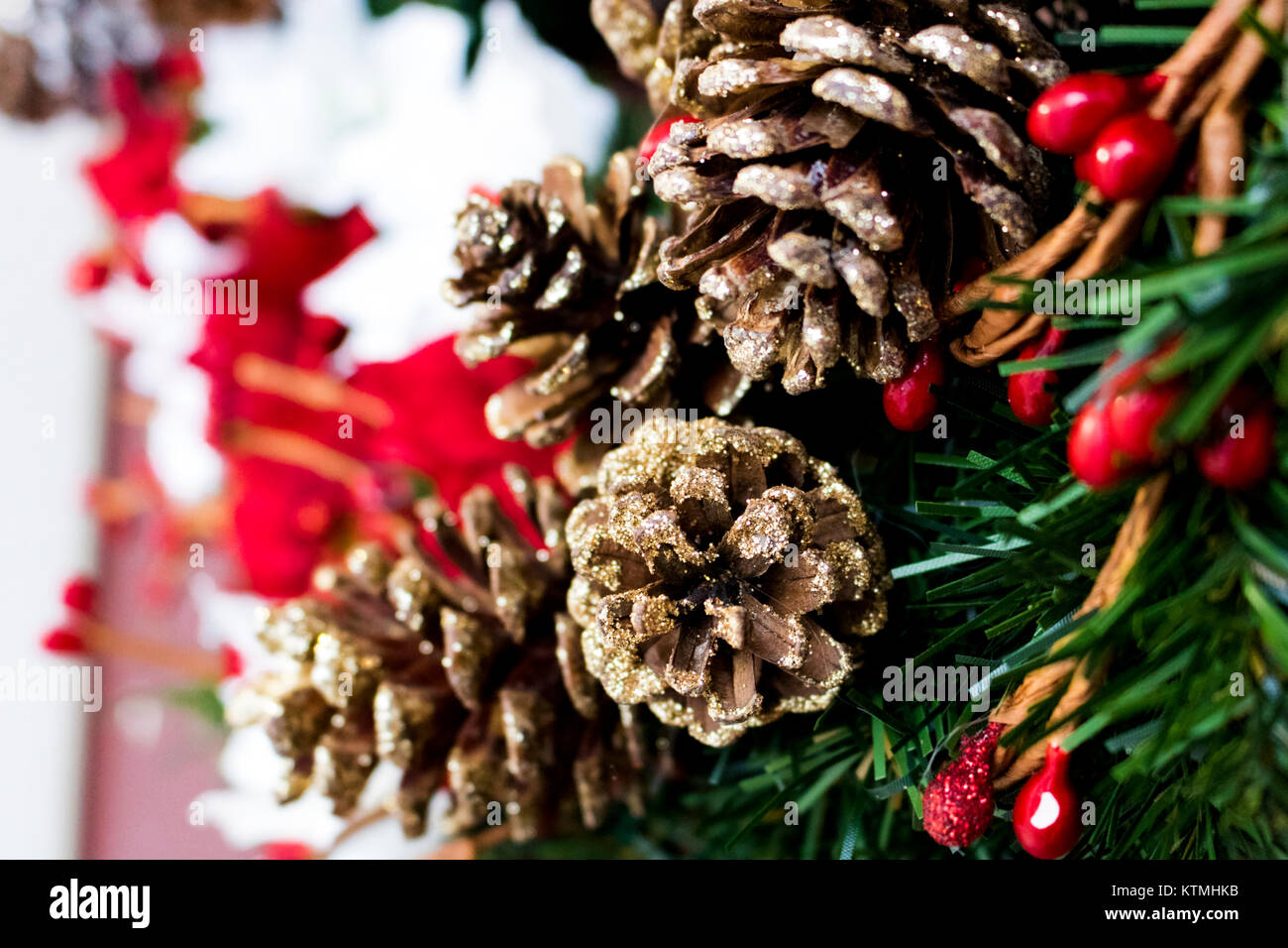 Tannenzapfen an einem Weihnachtsfeiertag Kranz Stockfoto