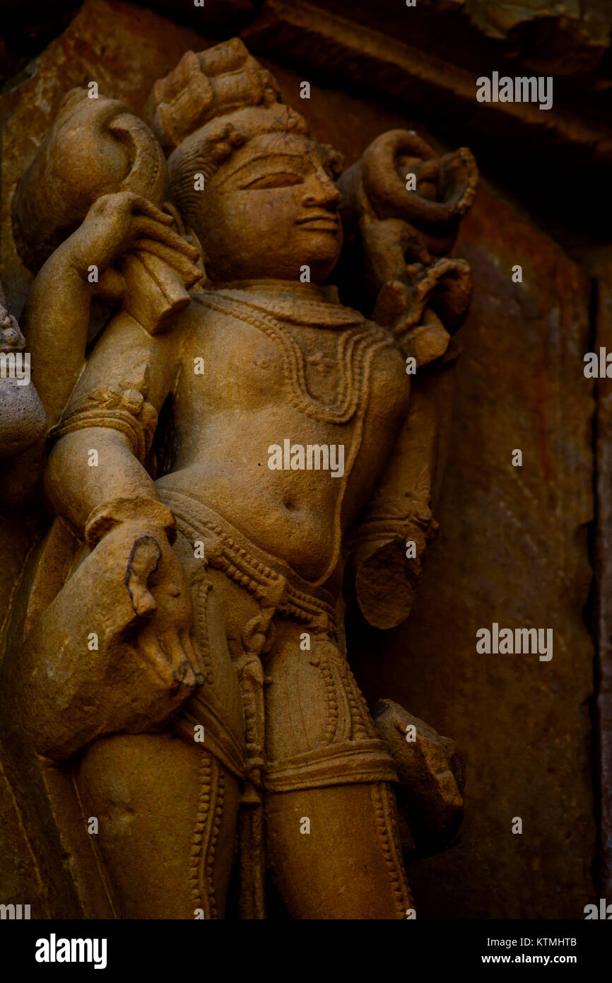 Komplizierten Stein Skulptur Details von Lord Vishnu in einem Tempel, Khajuraho, Chhatarpur Bezirk, Madhya Pradesh, Indien Stockfoto