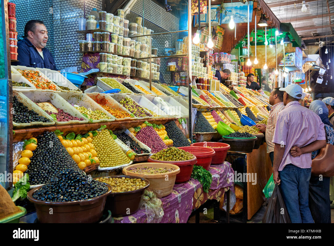 Oliven auf lebensmittelmarkt von Meknes, Marokko, Afrika Stockfoto