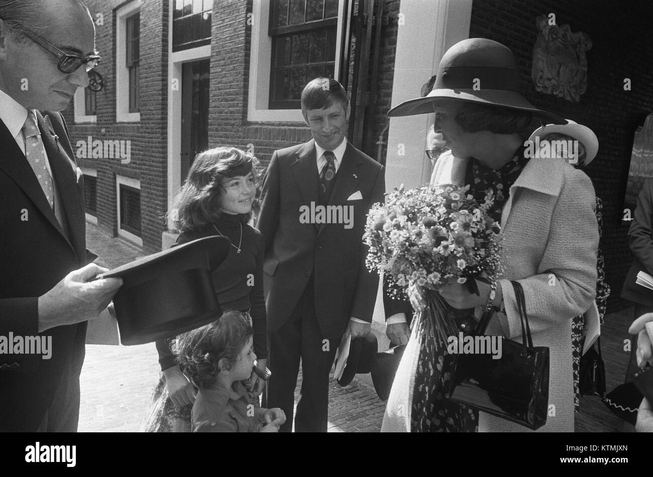 Baruch Van Agt mit Beatrix 1975 während eines offiziellen Engagements. Das Bild spiegelt die historische Verbindung zwischen den beiden Figuren wider. Stockfoto