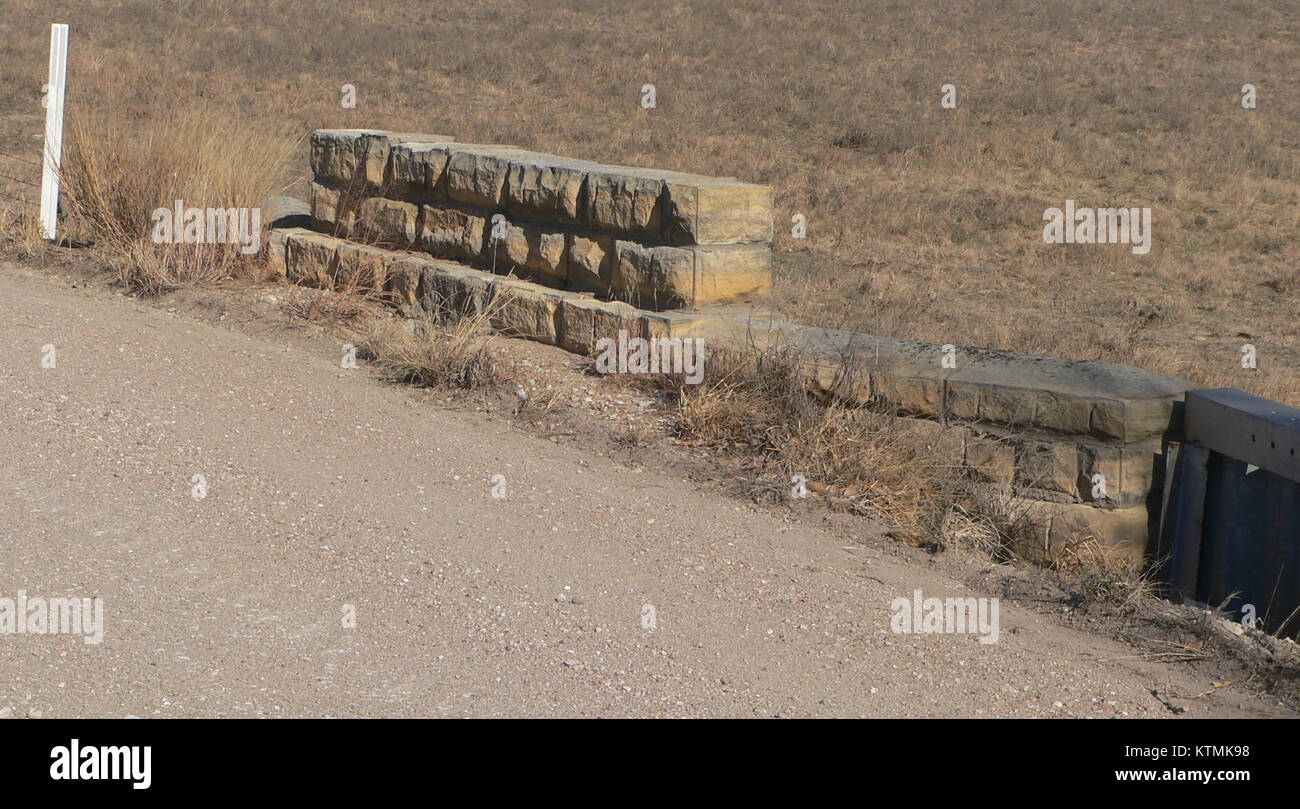 Die Barton County Beaver Creek Bridge, die sich an der 50th Avenue in Nebraska befindet, ist ein wichtiges Infrastrukturelement und dient als Verbindungsglied über den Beaver Creek auf der Ostseite. Stockfoto