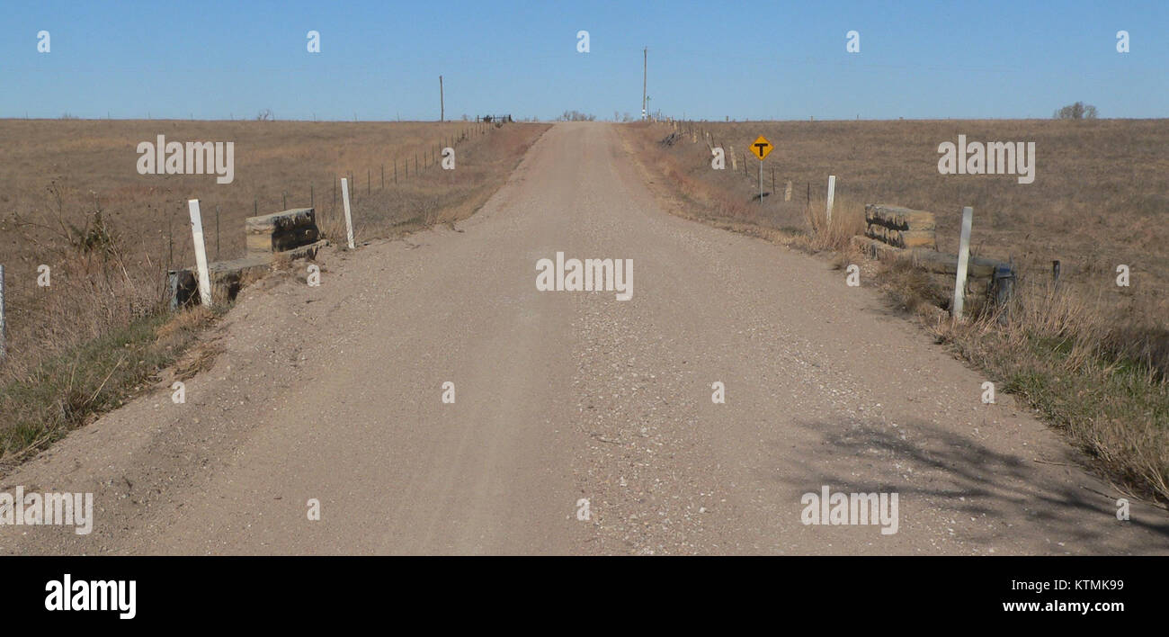 Dieses Bild zeigt die Barton County Beaver Creek Bridge in Nebraska und zeigt ihr architektonisches Design und ihre Rolle als lokales Infrastrukturelement. Die Brücke ist eine wichtige Verbindung für den Transport in der Gegend. Stockfoto