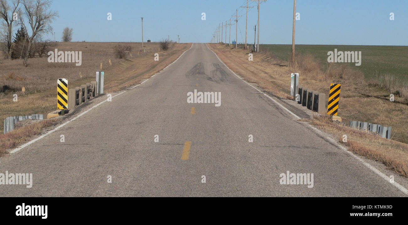 Die Barton County Bridge, nördlich der 210 Road an der NE 60 Avenue gelegen, ist ein bedeutendes Infrastrukturmerkmal in der Region. Diese Brücke ist bekannt für ihr funktionales Design und ihre historische Rolle bei der Erleichterung des Verkehrs im Barton County, Kansas. Stockfoto