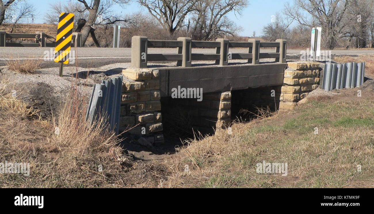 Die Barton County Bridge, nordöstlich der 60th Avenue und der 210 Road gelegen, wurde von Südosten erobert und zeigt ihr bauliches Design und ihre ländliche Umgebung. Stockfoto