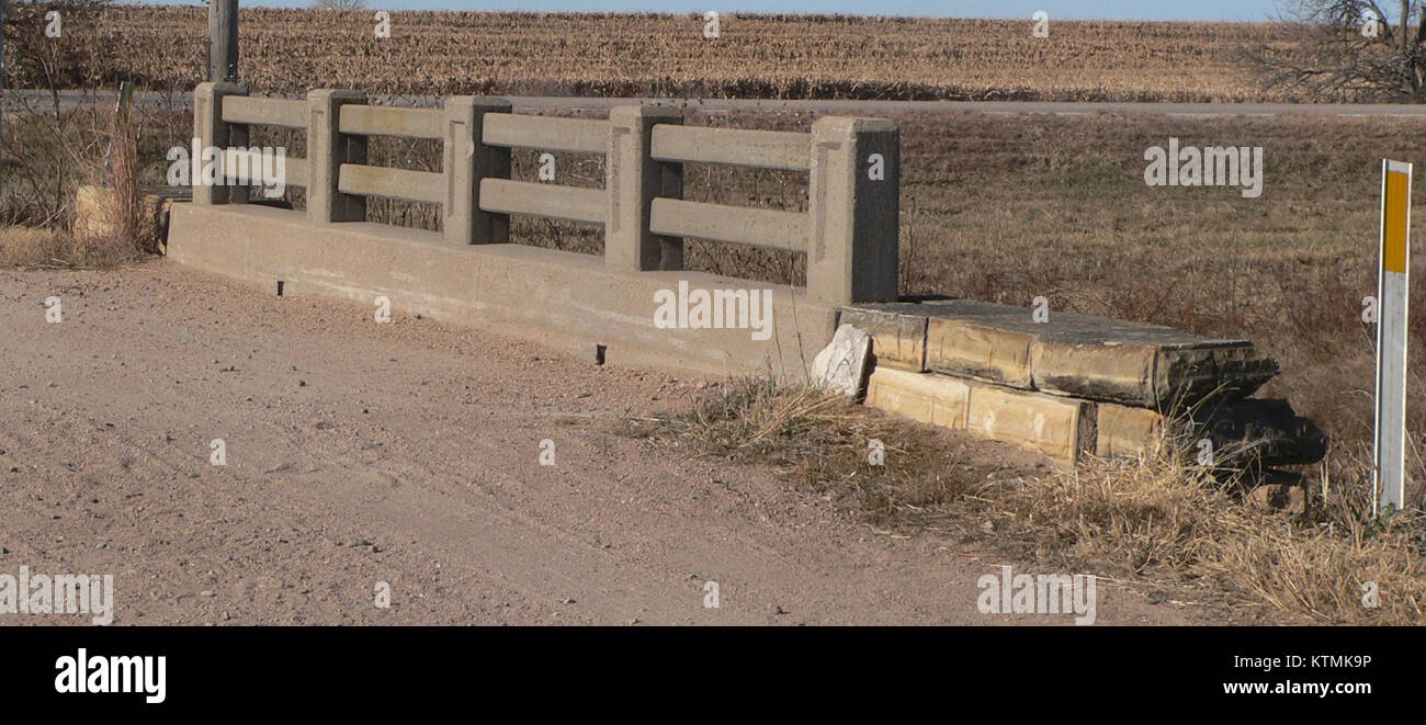 Die Barton County Bridge 222, die sich auf der Nordseite befindet, ist eine historische Brücke, die als Verkehrsverbindung durch ein bedeutendes Gebiet im Barton County dient. Sie spielt eine Schlüsselrolle in der Infrastruktur und der lokalen Geschichte der Region. Stockfoto