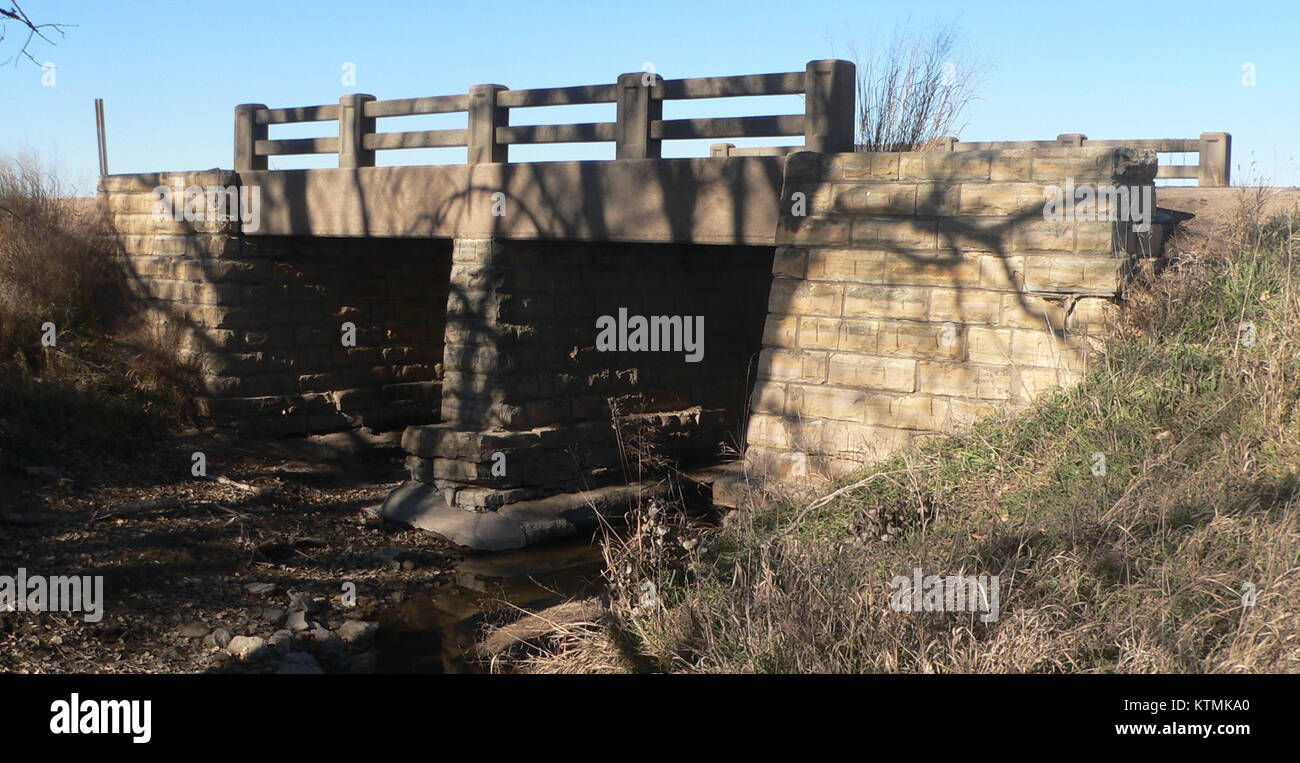 Das Bild zeigt die Barton County Bridge 218, eine historische Struktur in den Vereinigten Staaten. Die Brücke in Kansas stellt ein wichtiges Stück lokaler Infrastruktur und Architekturgeschichte dar. Stockfoto