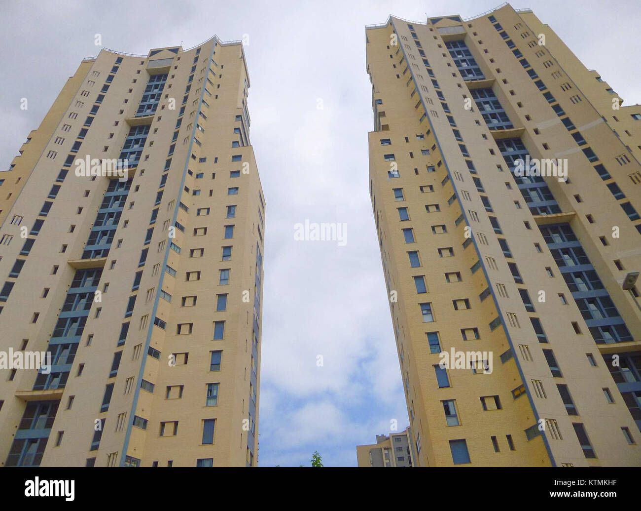 Das Benidorm Residencial Sierra de Bernia zeigt das architektonische Design von Torres 1 und 2, einem modernen Wohnkomplex in Benidorm, Spanien. Die Anlage ist bekannt für ihre erhöhte Lage und die atemberaubende Aussicht auf die umliegende Landschaft. Stockfoto
