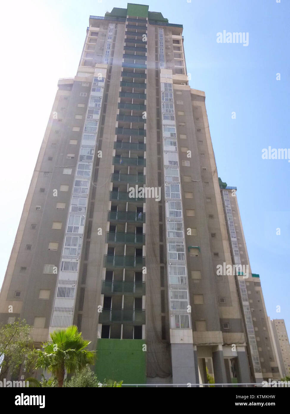 Benidorm Residencial Miranda besteht aus zwei Wohntürmen, Torre 1 und Torre 2 in Benidorm, Spanien. Diese modernen Türme bieten Annehmlichkeiten und Wohnmöglichkeiten in der Küstenstadt. Stockfoto