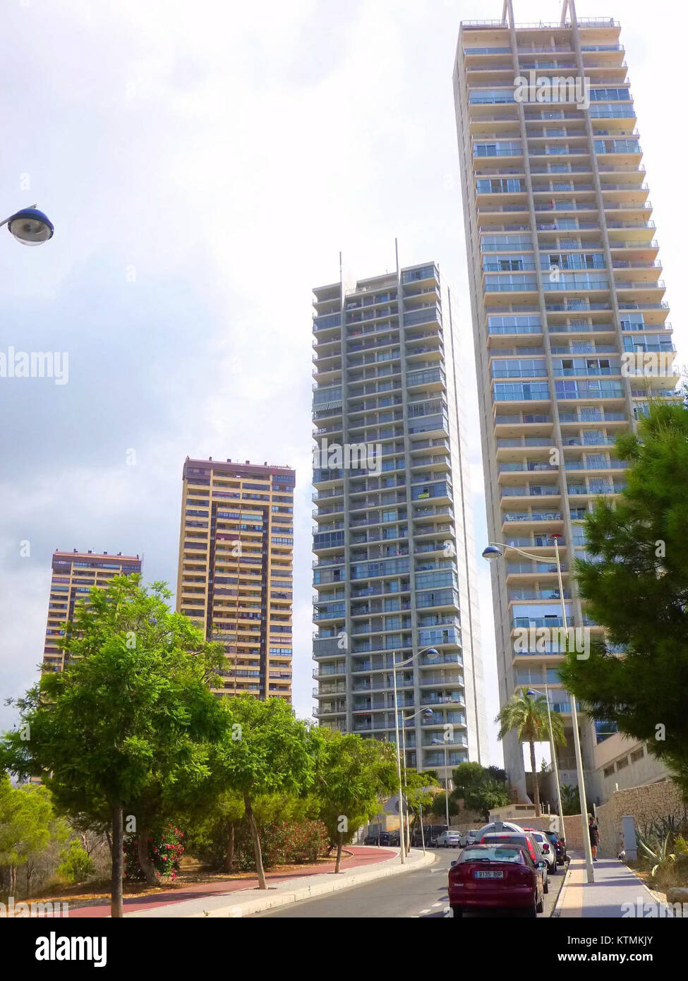 Dies bezieht sich auf die Entwicklung der Wohngebiete Miragolf Playa 2 und Torre Pinar und Las Terrazas de Benidorm 1 und 2 in Benidorm, Spanien. Stockfoto