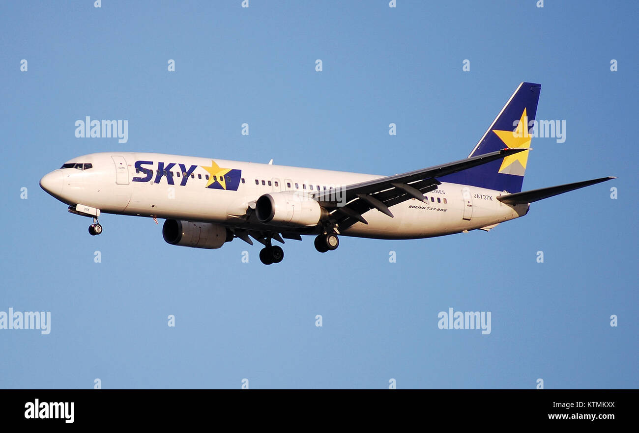 Dieses Bild zeigt eine Boeing 737-800 am Flughafen Tokio Haneda. Das Flugzeug ist Teil einer Flotte, die nationale und internationale Flüge von und nach Japan anbietet. Stockfoto