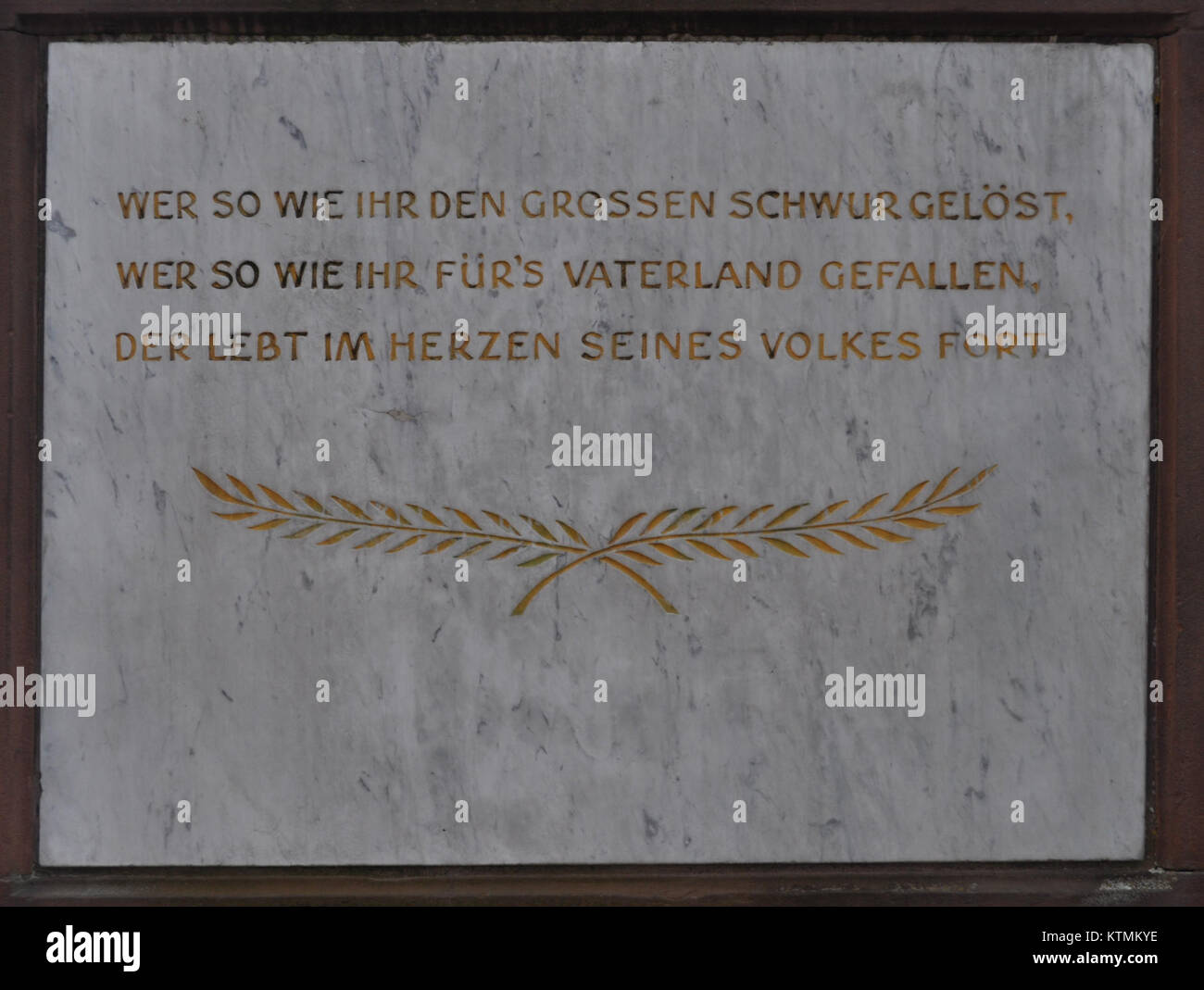 Das Kriegerdenkmal in Bad Homburg erinnert an Soldaten, die im Ersten Weltkrieg gestorben sind. Die Inschrift auf der Seite des Denkmals ehrt ihre Opfer. Es ist eine wichtige historische Stätte, die die Erinnerung der Gemeinde an die Verstorbenen widerspiegelt. Stockfoto