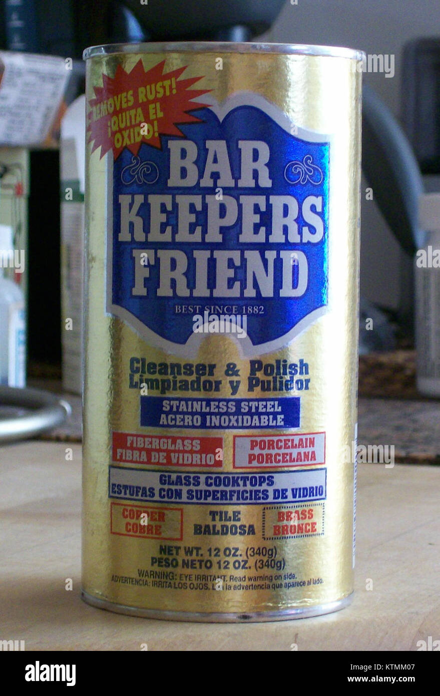 Eine Flasche Bar Keepers Friend, ein beliebtes Reinigungsprodukt, das für seine effektive Reinigungskraft bei hartnäckigen Flecken und Oberflächen bekannt ist. Das Bild unterstreicht den Nutzen des Produkts bei der Haushaltsreinigung. Stockfoto