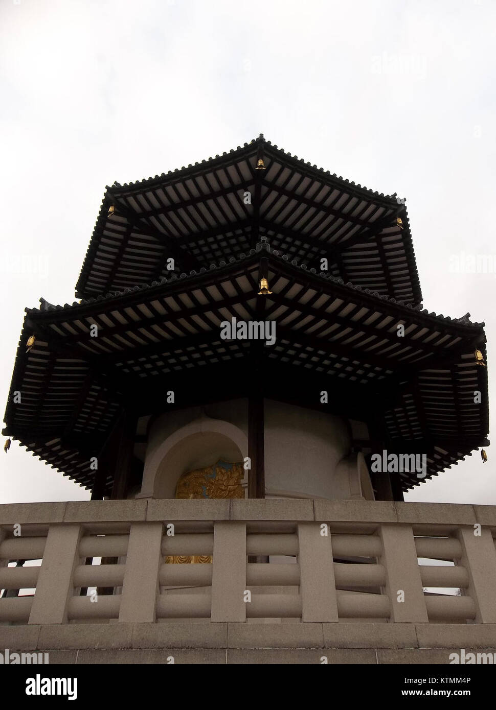 Die Battersea Park Peace Pagoda in London ist ein buddhistisches Gebäude, das in den 1980er Jahren erbaut wurde und als Mittelpunkt für kulturelle und religiöse Veranstaltungen dient. Stockfoto